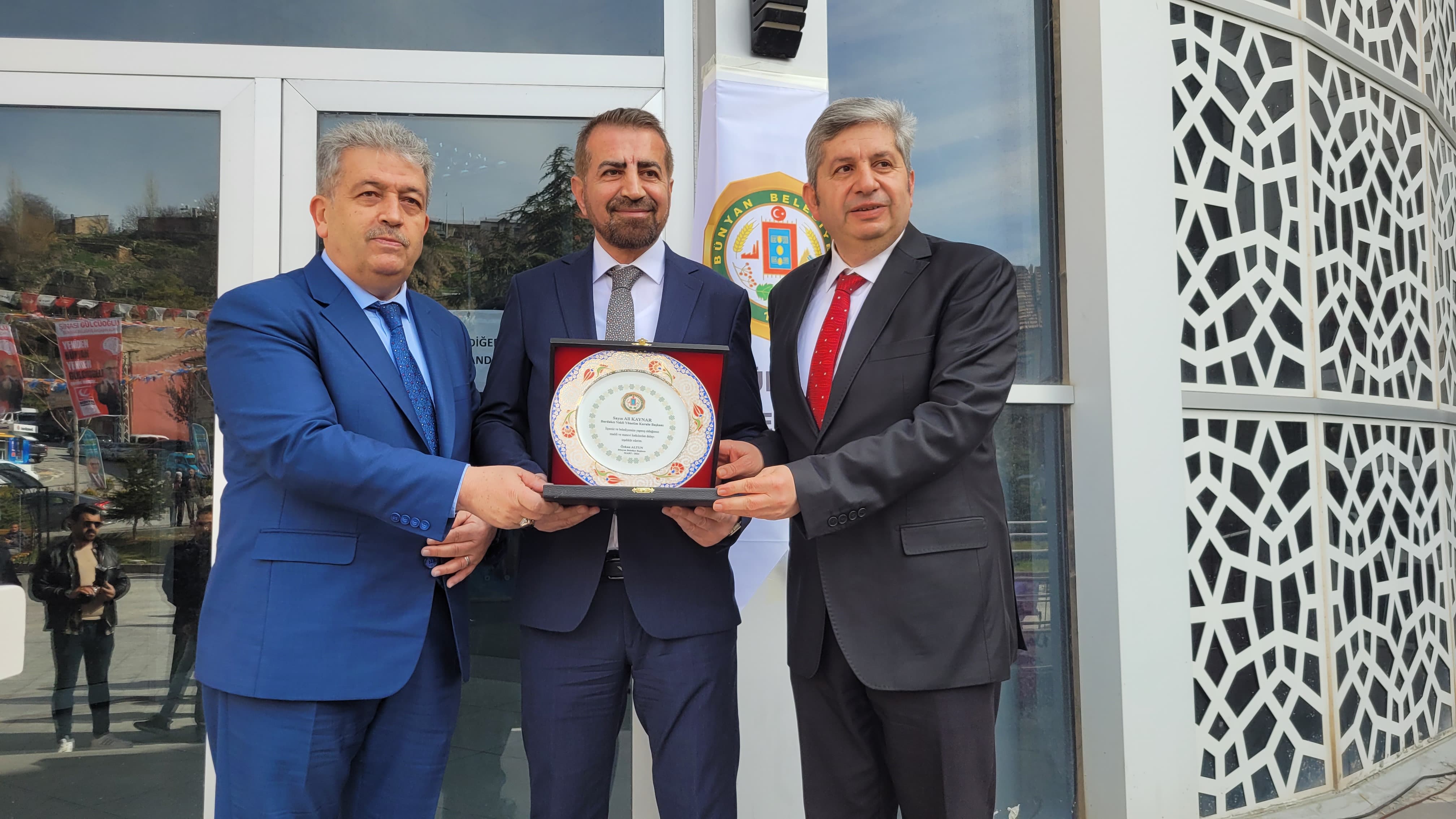 Dernek kurucularımız Ali Kaynar ve Bekir Kaynar’ın Akülü tekerlekli sandalye dağıtımından bazı kareler.