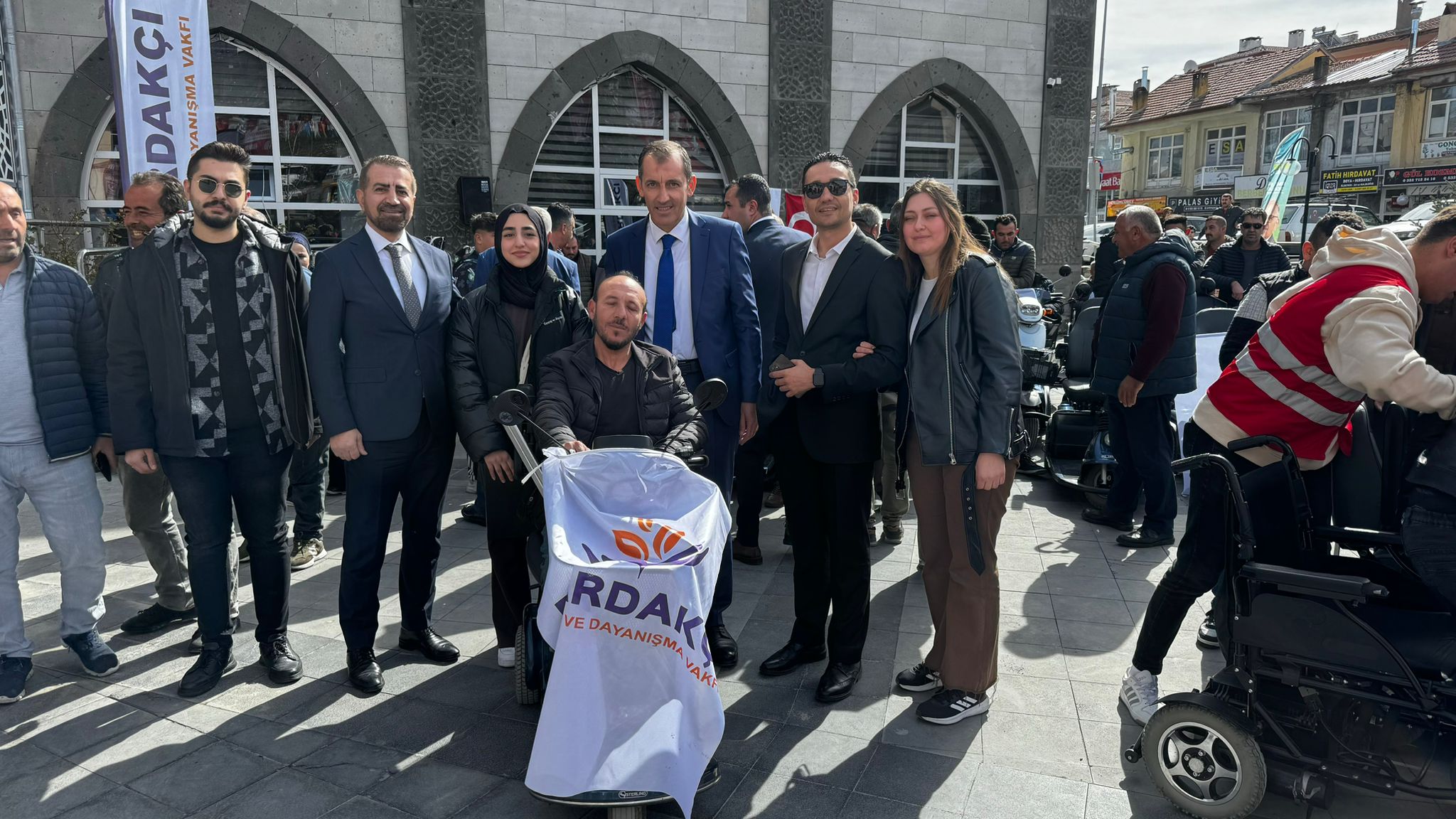 Dernek kurucularımız Ali Kaynar ve Bekir Kaynar’ın Akülü tekerlekli sandalye dağıtımından bazı kareler.
