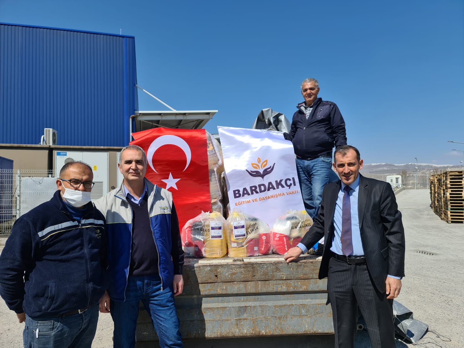 Dernek kurucularımız Ali Kaynar ve Bekir Kaynar’ın Akülü tekerlekli sandalye dağıtımından bazı kareler.