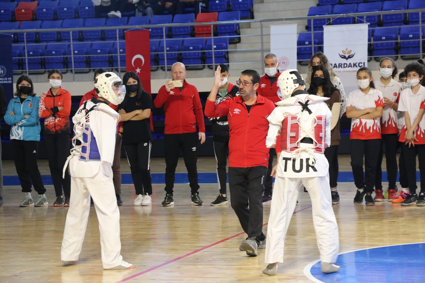 Dernek kurucularımız Ali Kaynar ve Bekir Kaynar’ın Akülü tekerlekli sandalye dağıtımından bazı kareler.